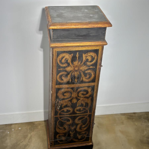 Colonne ou petite armoire en bois peint noir et doré, Italie, XIXe siècle