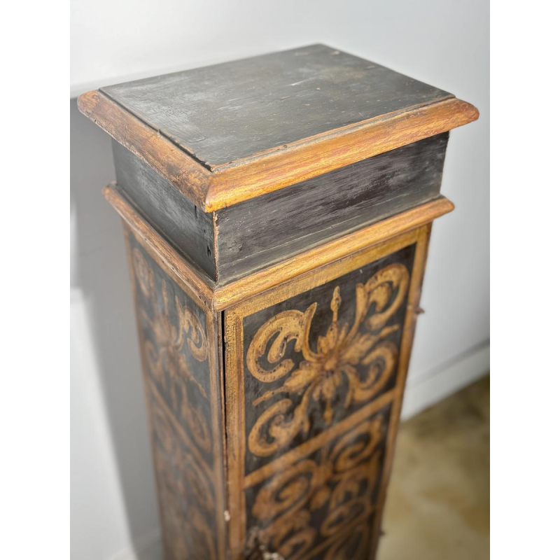 Colonne ou petite armoire en bois peint noir et doré, Italie, XIXe siècle