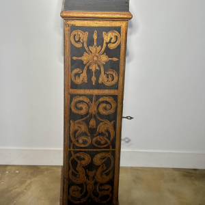 Zuil of klein kastje van zwart en goud geverfd hout, Italië, 19e eeuw