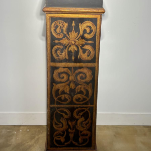 Colonne ou petite armoire en bois peint noir et doré, Italie, XIXe siècle