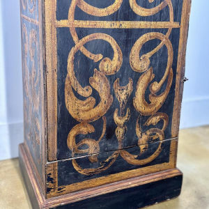 Colonne ou petite armoire en bois peint noir et doré, Italie, XIXe siècle