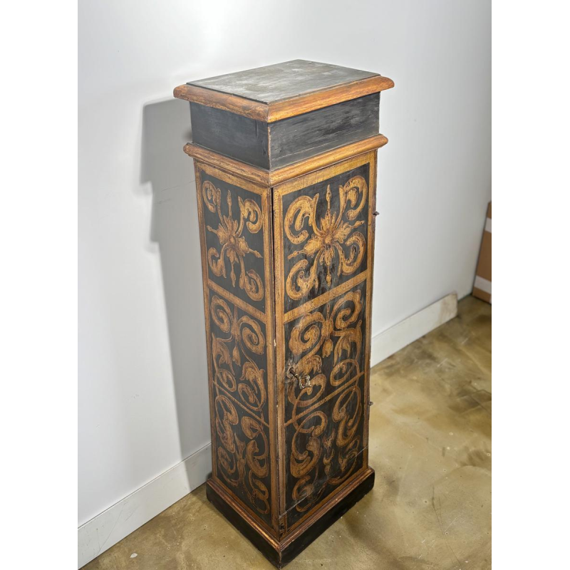 Colonne ou petite armoire en bois peint noir et doré, Italie, XIXe siècle