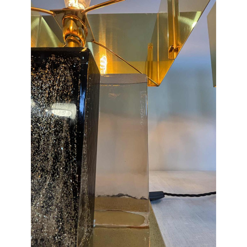 Paire de lampes à poser Hollywood regency, verre de Murano pailleté et laiton doré, Italie 20ème siècle