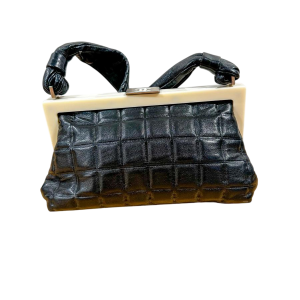 Chanel, sac en cuir noir et fermeture en bakélite, ca 1920