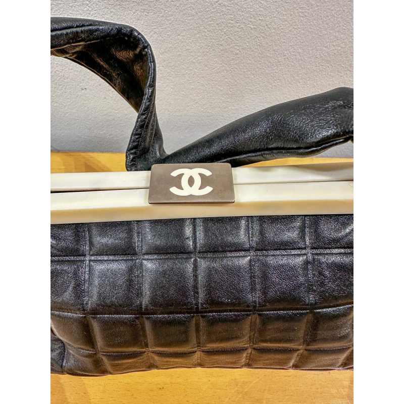 Chanel, sac en cuir noir et fermeture en bakélite, ca 1920