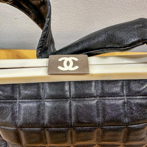 Chanel, sac en cuir noir et fermeture en bakélite, ca 1920