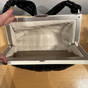 Chanel, zwarte leren tas met bakelieten sluiting, circa 1920