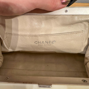 Chanel, zwarte leren tas met bakelieten sluiting, circa 1920