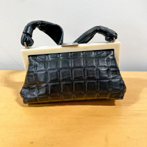 Chanel, sac en cuir noir et fermeture en bakélite, ca 1920