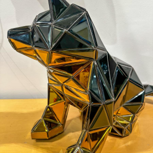 Olivier de Schrijver, sculptuur 'Feeënhond in spiegel en chroom', jaren 2000