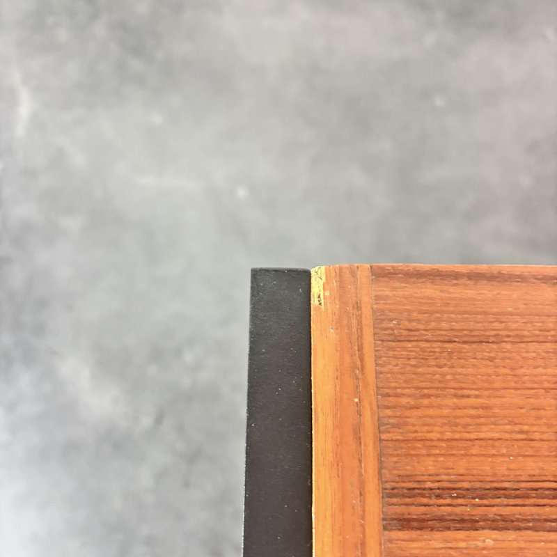 Lowboard moderniste, skaï, bois et inox, 1960