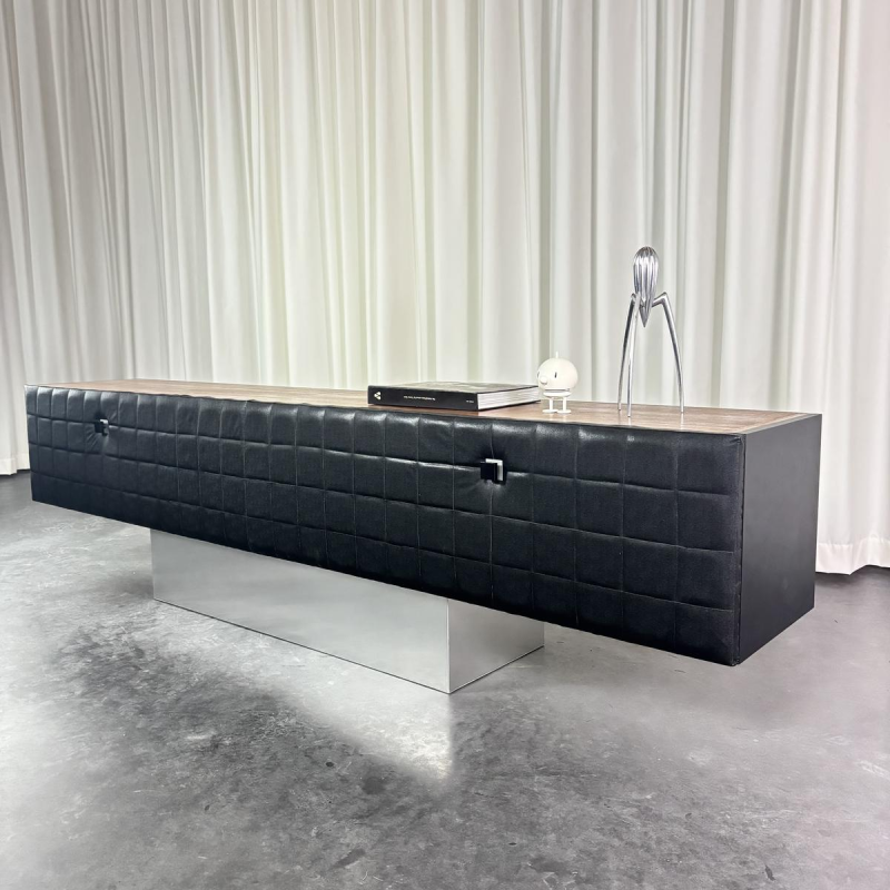 Lowboard moderniste, skaï, bois et inox, 1960