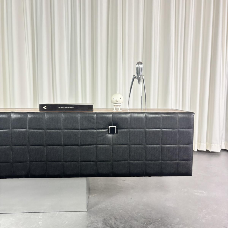 Modernistisch lowboard, imitatieleer, hout en roestvrij staal, 1960