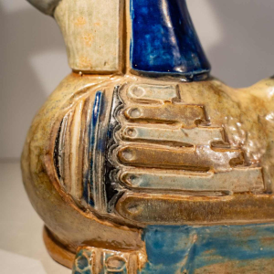 Jules Guérin, zoömorfe keramische sculptuurvaas "Inca/Azteekse vogel", steengoed uit Bouffioulx, jaren 1950.