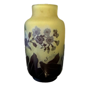 Atelier Emile GALLÉ vaas van meerlaags glas met bloemendecor