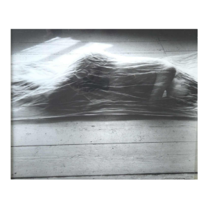 Greta Buysse 'Gesluierd liggend naakt' zilverdruk photo, ca 2012