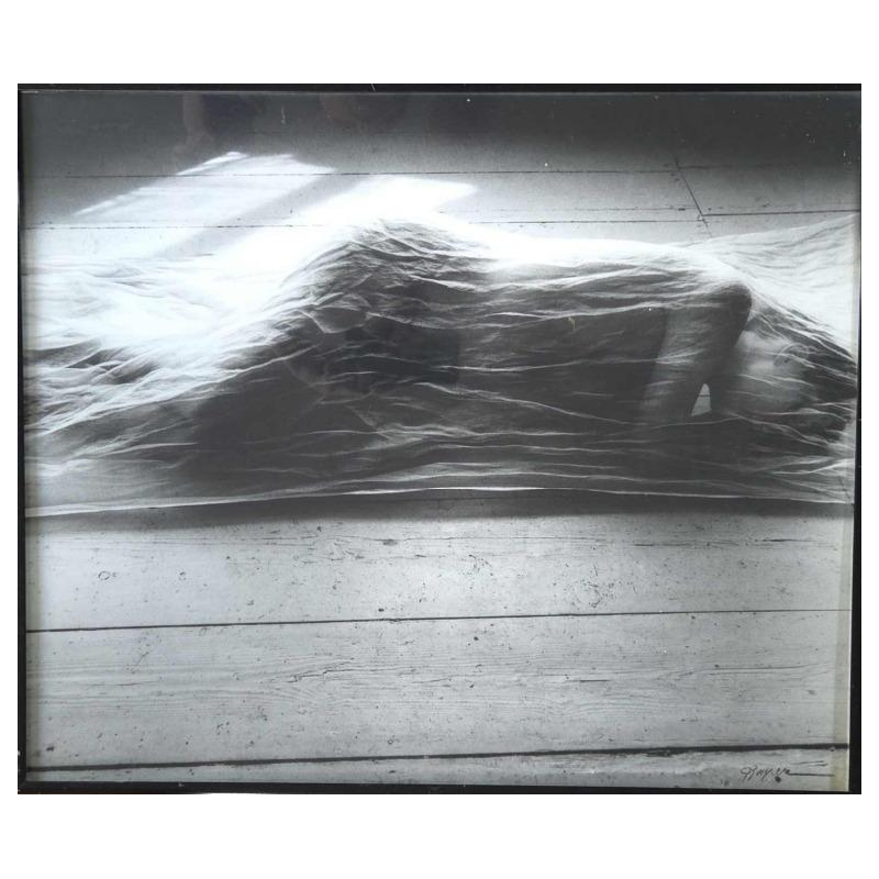 Greta Buysse 'Gesluierd liggend naakt' zilverdruk photo, ca 2012