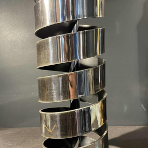 JACQUES CHARPENTIER, pied de lampe à poser spirale ressort, métal chromé, 1972