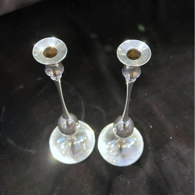 Ted Muehling voor ER Butler & Co., een paar verzilverde metalen kandelaars