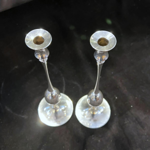 Ted Muehling voor ER Butler & Co., een paar verzilverde metalen kandelaars