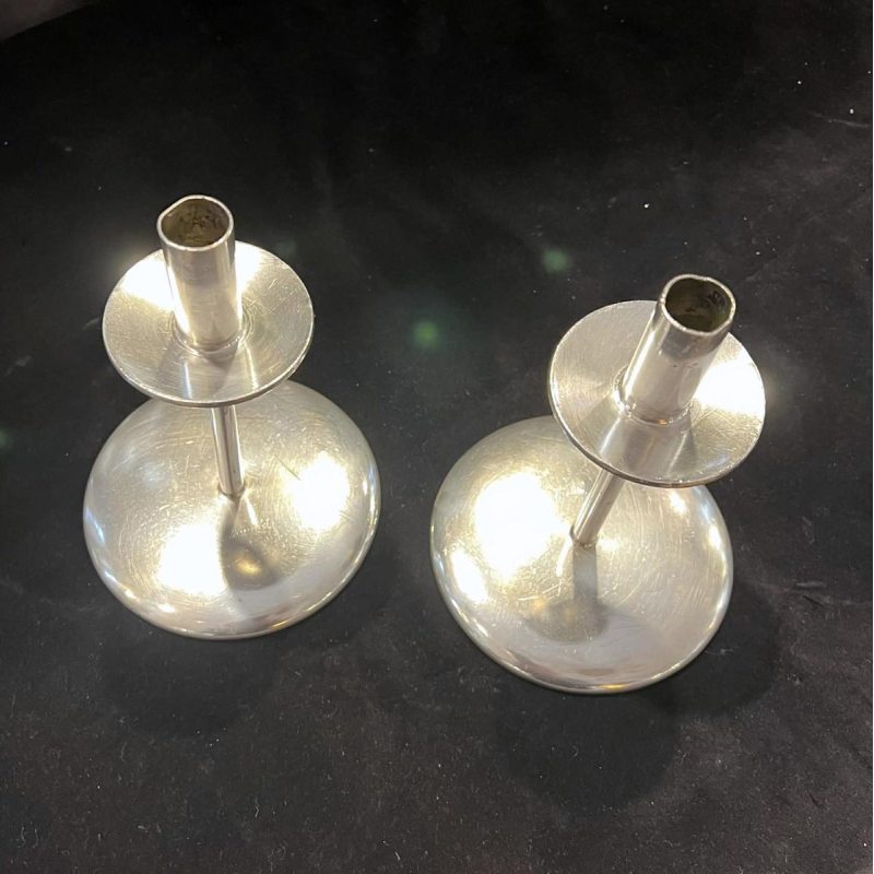 SAMBONET, een paar verzilverde metalen kandelaars, Italië ca. 1960