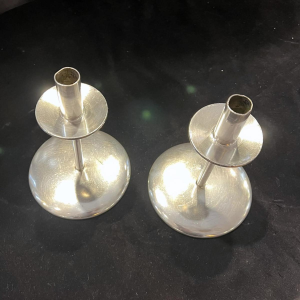 SAMBONET, een paar verzilverde metalen kandelaars, Italië ca. 1960