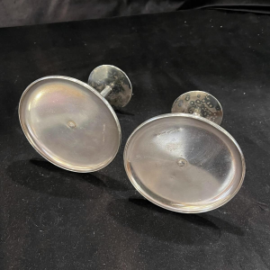 SAMBONET, een paar verzilverde metalen kandelaars, Italië ca. 1960