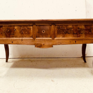 Bureau provincial à tiroirs de style Louis XV, merisier massif, vers 1900