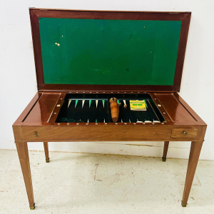 "TRIC-TRAC" speeltafel uit de Lodewijk XVI-periode, mahoniehout en fineer, 18e eeuw.