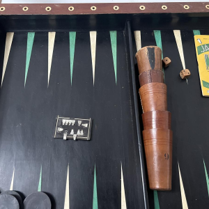 "TRIC-TRAC" speeltafel uit de Lodewijk XVI-periode, mahoniehout en fineer, 18e eeuw.