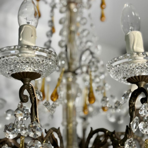 Lustre à pampilles à 8 feux, en bronze et cristal, gouttes en verre ambré, circa 1900