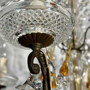 Lustre à pampilles à 8 feux, en bronze et cristal, gouttes en verre ambré, circa 1900