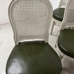 Set van zeven stoelen in Lodewijk XVI-stijl van gepatineerd beukenhout, 20e eeuw.