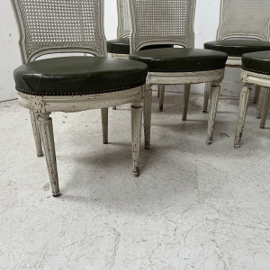 Set van zeven stoelen in Lodewijk XVI-stijl van gepatineerd beukenhout, 20e eeuw.