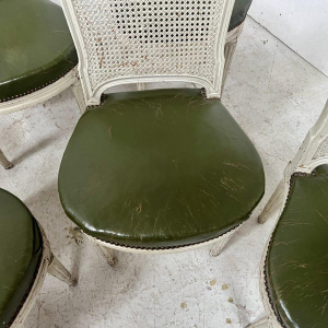 Suite de sept chaises de style Louis XVI en hêtre patiné, XX siècle