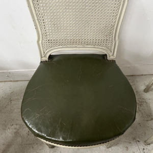 Set van zeven stoelen in Lodewijk XVI-stijl van gepatineerd beukenhout, 20e eeuw.