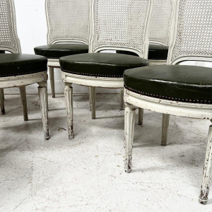 Set van zeven stoelen in Lodewijk XVI-stijl van gepatineerd beukenhout, 20e eeuw.