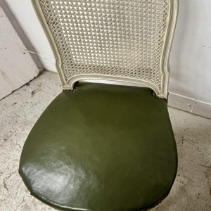 Set van zeven stoelen in Lodewijk XVI-stijl van gepatineerd beukenhout, 20e eeuw.