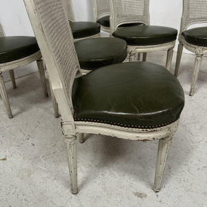 Set van zeven stoelen in Lodewijk XVI-stijl van gepatineerd beukenhout, 20e eeuw.