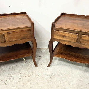 Paire de chevet de style Louis XV en noyer massif XX siècle