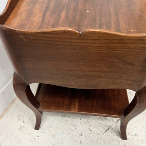 Paire de chevet de style Louis XV en noyer massif XX siècle