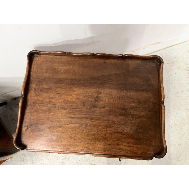 Een paar nachtkastjes in Lodewijk XV-stijl, vervaardigd uit massief walnotenhout, 20e eeuw.