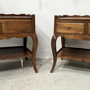 Een paar nachtkastjes in Lodewijk XV-stijl, vervaardigd uit massief walnotenhout, 20e eeuw.