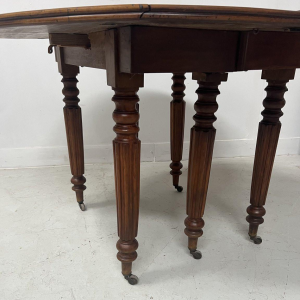 Table à manger à six pieds destyle Louis Philippe, merisier massif, XIX siècle