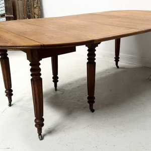 Table à manger à six pieds destyle Louis Philippe, merisier massif, XIX siècle