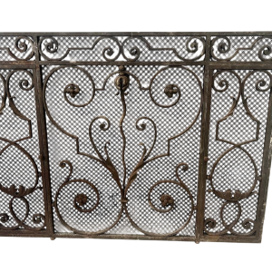 Grille en fer forgé martelé, motifs à décor de volutes, fleurs et feuillages, XXe s