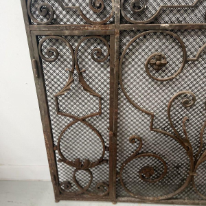 Grille en fer forgé martelé, motifs à décor de volutes, fleurs et feuillages, XXe s