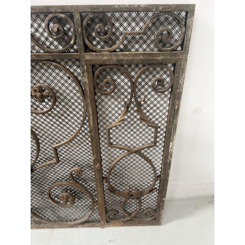 Grille en fer forgé martelé, motifs à décor de volutes, fleurs et feuillages, XXe s