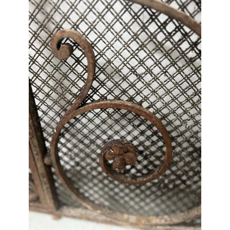 Grille en fer forgé martelé, motifs à décor de volutes, fleurs et feuillages, XXe s