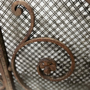 Grille en fer forgé martelé, motifs à décor de volutes, fleurs et feuillages, XXe s